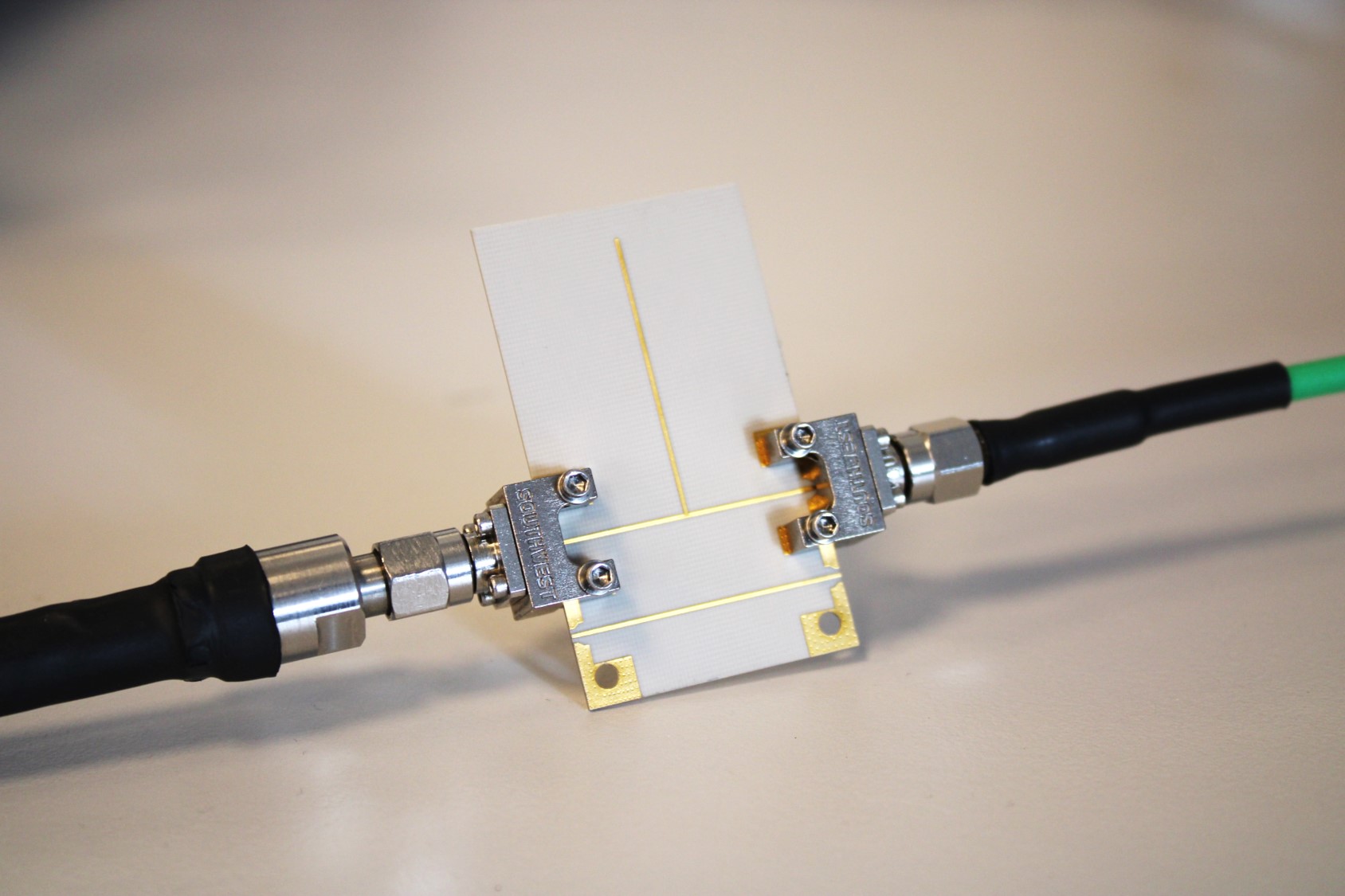 Stub quart d'onde et ligne 50 Ohm connectorisés avec des connecteurs southwest