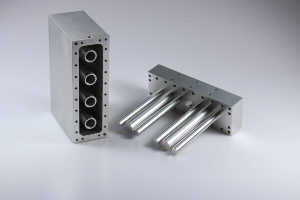 Band pass filter with coaxial resonators dedicated to PMR networks (430 MHz)